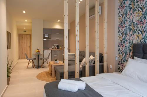 un salon avec un lit et une cuisine dans l'établissement Monastiraki Urban Studio, à Athènes