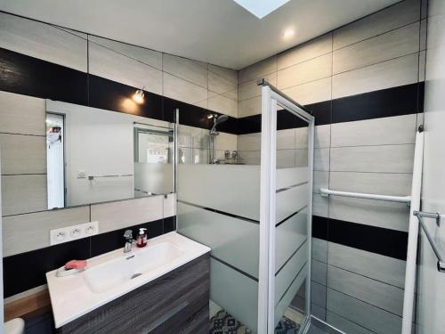 Kúpeľňa v ubytovaní Maison de la pinède, accès direct forêt et plage