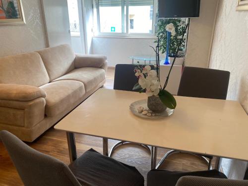 een woonkamer met een tafel en een bank bij Iva Apartment Split in Split