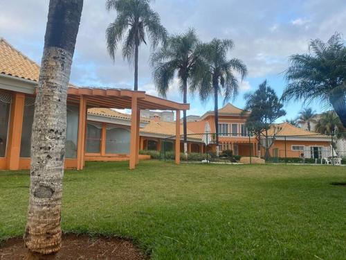 ein Haus mit einer Palme im Hof in der Unterkunft Apartamento térreo próximo ao Shopping Iguatemi in Votorantim