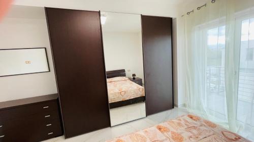 einen großen Spiegel in einem Schlafzimmer mit einem Bett in der Unterkunft Villa Ale in Torregrotta