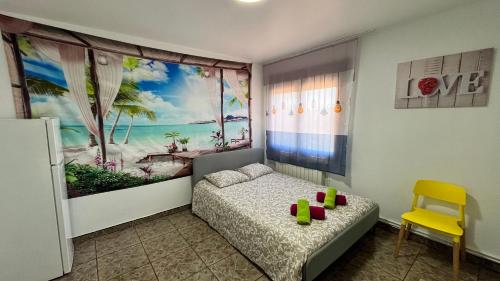 - une petite chambre avec un lit et une fenêtre dans l'établissement Chambre d'hôte lloret, à Lloret de Mar