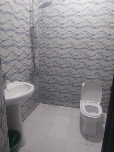 La salle de bains est pourvue de toilettes et d'un lavabo. dans l'établissement Castor, à Ziguinchor