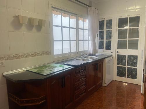 uma cozinha com um lavatório e uma janela em Laguna center em Fuengirola
