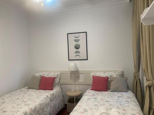 um quarto com duas camas e uma foto na parede em Laguna center em Fuengirola