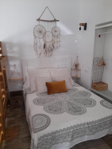 - une chambre avec un lit doté d'un couvre-lit blanc dans l'établissement Casa Alkalat, à Alcalá de los Gazules