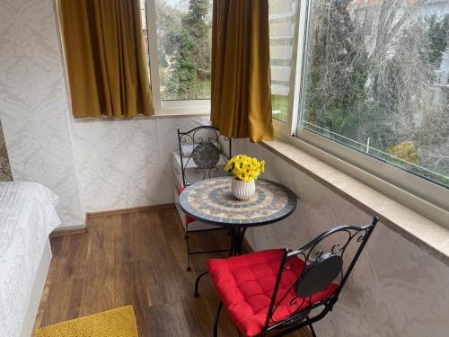 un tavolino e sedie in una stanza con finestra di Iva Apartment Split a Spalato (Split)