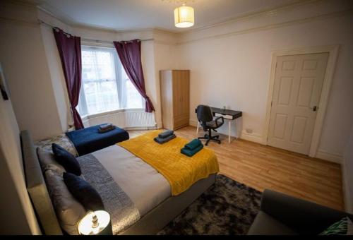 1 dormitorio con cama y escritorio. en Cozy Roome @ Wallsend B, en Old Walker