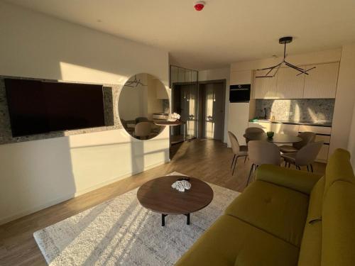 uma sala de estar com um sofá e uma mesa em Uzelac apartment with pool em Makarska