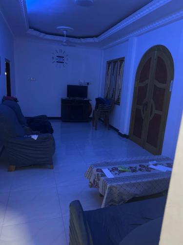 uma sala de estar com luzes azuis num quarto em Ithaya Illam em Point Pedro