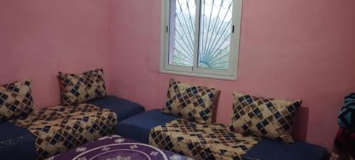 Welkom ketama when hassan في Ketama: غرفة معيشة مع أريكة ونافذة