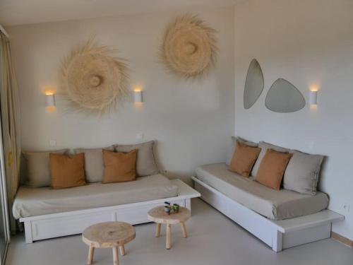 - un salon avec deux canapés et une table dans l'établissement Vue mer et St Tropez 2 chambres wifi-climatisation piscines, à Grimaud