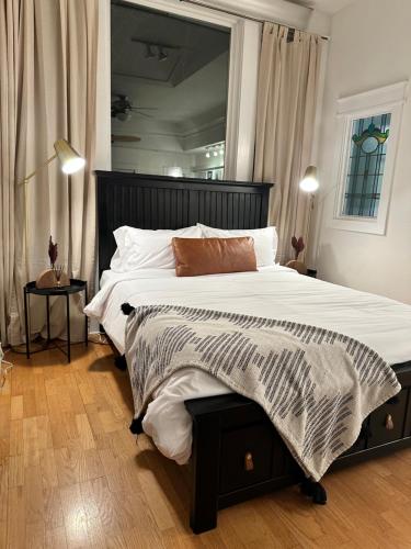 Un pat sau paturi într-o cameră la Classic Luxury Tudor And Garden Studio