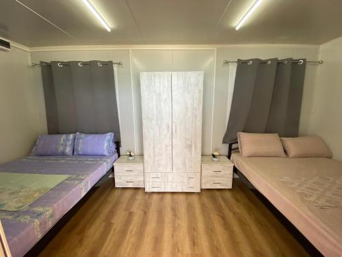 una camera con due letti e un armadio di Camping Anamour a Toroni