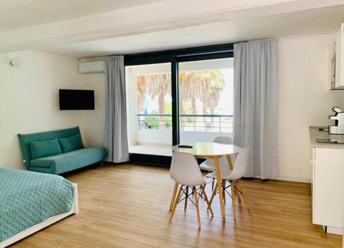 1 dormitorio con cama, mesa y sofá en Casa Vacanza Acquamarina, en Porto Torres
