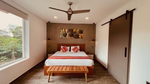 Schlafzimmer mit einem Bett und einem Fenster in der Unterkunft Villa Peregrina in Puerto Ayora