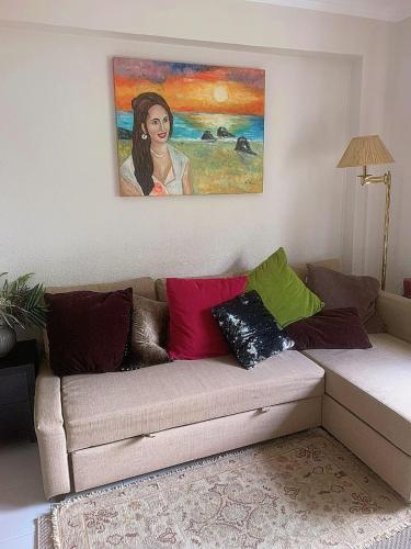 sala de estar con sofá y almohadas coloridas en Apartamento com boa localização e Conforto, en Póvoa de Santa Iria