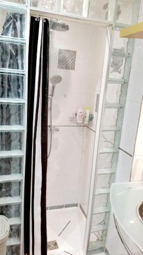 Photo de la galerie de l'établissement Studio Bonaparte, Bienvenue dans le Quartier du Port, le meilleur Quartier de Nice avec son ambiance estivale qui respire les vacances, Rafraîchissement garantie pour une arrivée toute en douceur, à Nice