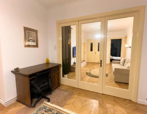 uma sala de estar com uma televisão e uma porta de vidro deslizante em Ultracentral Apartment 4 rooms - Old City Center -120 square meters - em Bucareste