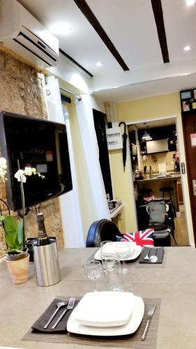 Photo de la galerie de l'établissement Studio Bonaparte, Bienvenue dans le Quartier du Port, le meilleur Quartier de Nice avec son ambiance estivale qui respire les vacances, Rafraîchissement garantie pour une arrivée toute en douceur, à Nice