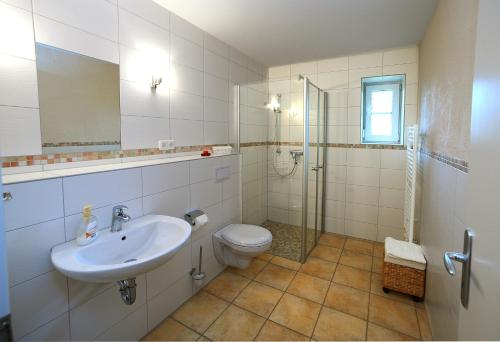 La salle de bains est pourvue d'un lavabo, de toilettes et d'une douche. dans l'établissement KASTANIENHOF, à Burg