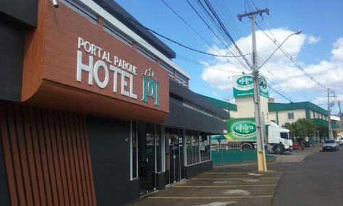 una señal de hotel al lado de una calle en PORTAL PARQUE HOTEL, en Francisco Beltrão