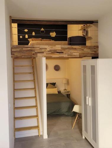 - une chambre avec des lits superposés et une échelle de lit dans l'établissement À deux pas du port de la Ciotat appart 4 pers., à La Ciotat