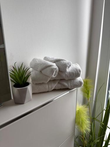 una pila de toallas sentadas encima de un tocador en ٤Sweet Spot٤Geräumig-King Bed-Disney+-Parken, en Scharbeutz
