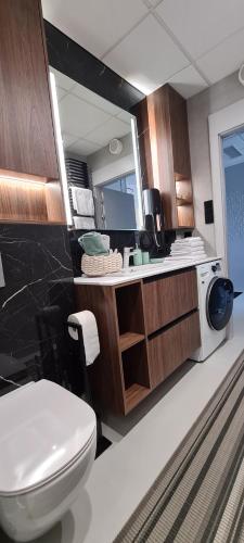 Kuchyňa alebo kuchynka v ubytovaní Luksusowy Apartament Bliska Wola SABA