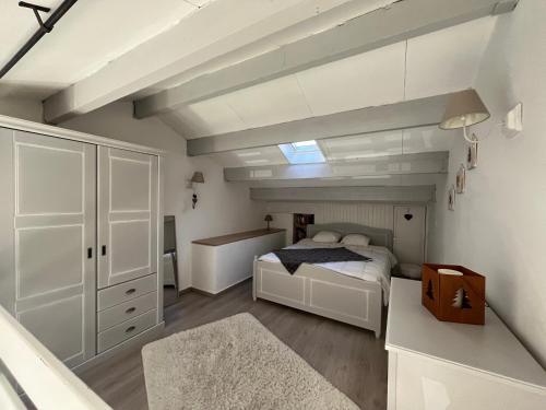 レ・ザングルにあるGiovanni Et Christineの小さなベッドルーム(ベッド1台、天井付)