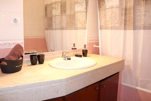y baño con lavabo y espejo. en 3 bedrooms property with wifi at Grandola en Grândola
