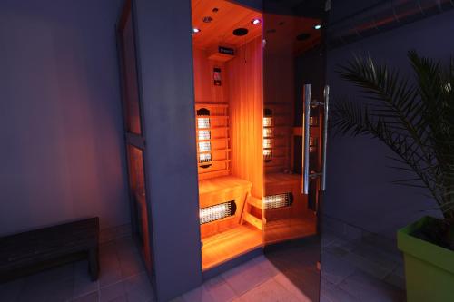 eine ebenerdige Dusche in einem Zimmer in der Unterkunft Guest House KOLESHEVI in Byal Izvor