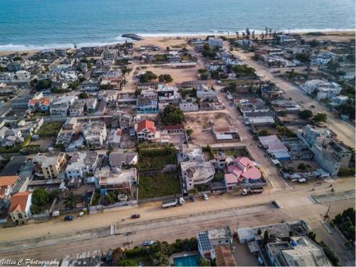 una vista aérea de una ciudad junto al océano en Appartement moderne K WhiteRed à pk10, Cotonou, en Cotonou