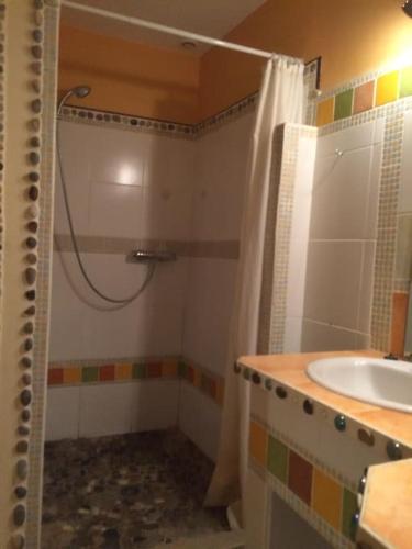 Photo de la galerie de l'établissement joli appart avec terrasse au calme au pied du chateau, à Carcassonne