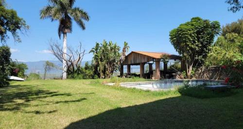 une maison avec une piscine dans une cour dans l'établissement Bungalows vista alegre, à Montoro