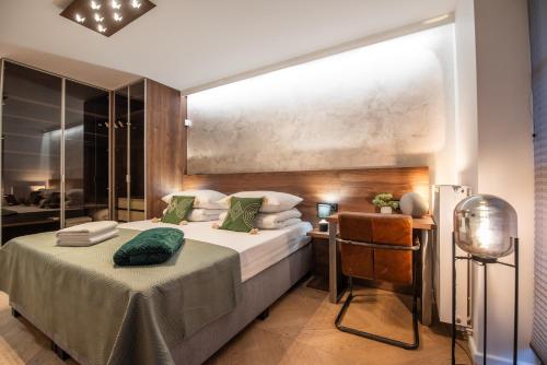 Un dormitorio con una cama con una almohada verde. en City Lights Kazimierz, en Cracovia
