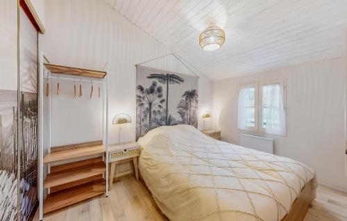 ein Schlafzimmer mit einem großen Bett und einem Spiegel in der Unterkunft Appartement Aloha Ohana 4-6 personnes à 400m de la plage à Dolus d'Oléron in Dolus d'Oléron