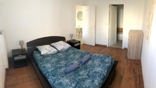 um quarto com uma cama com um cobertor azul em Appartement Saint-Malo Centre - Arrivée autonome em Saint Malo