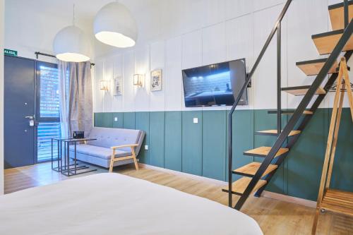 een kamer met een bed, een trap en een bank bij Madrid Urban Comfort in Madrid