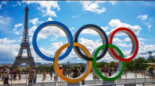 a group of rings in front of the eiffel tower at JO2024 - 8 Personne-Paris Porte Italie-Moderne-Car Park and Wifi in Le Kremlin-Bicêtre