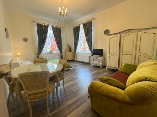 Green Amber Apartment