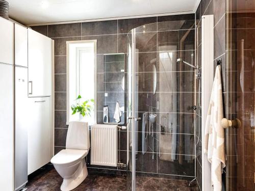 ein Bad mit einem WC und einer Glasdusche in der Unterkunft Holiday home NORRTÄLJE IX in Norrtälje