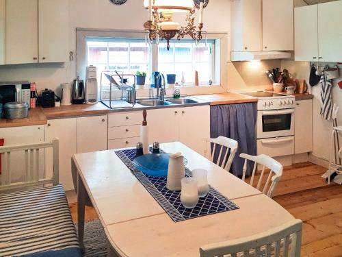 Söderalaにある4 star holiday home in SÖDERALA-By Traumのキッチン(キャンドル2本付きのテーブル付)