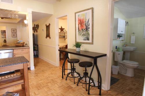 een keuken met een tafel en stoelen in een badkamer bij 2 Bedroom Apt Overlooking Dunedin Town Square NO PETS in Dunedin