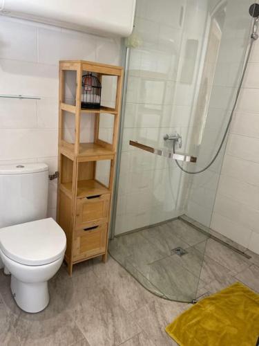 une salle de bain avec toilettes et douche dans l'établissement Studio proche sites JO, à Colombes