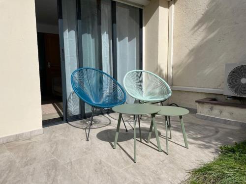 deux chaises et une table devant un bâtiment dans l'établissement Studio proche sites JO, à Colombes