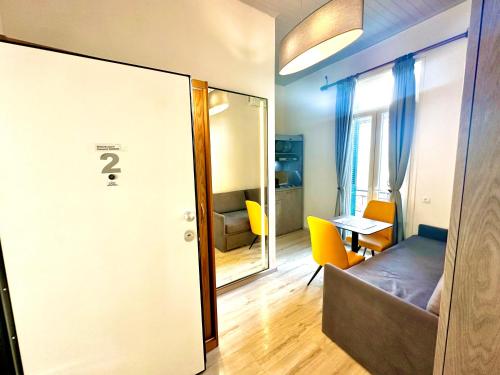 Zona de estar de TRAVELLERS CORFU TOWN Luxury Suites, Studios & Apartments