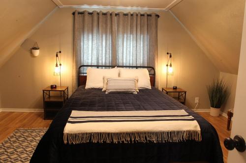 1 dormitorio con 1 cama grande y ventana en The Nest Downtown Dunedin NO PETS, en Dunedin