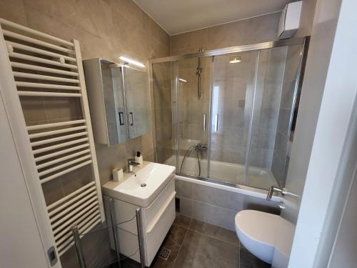 La salle de bains est pourvue d'un lavabo, d'une douche et de toilettes. dans l'établissement J'adore Jadera, à Zadar
