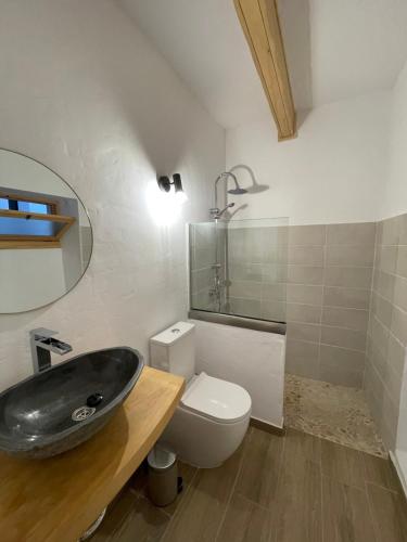 een badkamer met een wastafel en een toilet bij calMar Tenerife 1 in Los Realejos